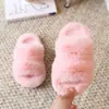 Pantuflas de lana cruzadas para padres e hijos 2024 nuevas para madre e hija otoño e invierno cálidas para el hogar con forro polar gruesas antideslizantes de algodón para bebé