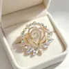 Broche de corona floral de diamantes completos estilo Ins, exquisito pin de corona floral hueca de cristal, versátil para el uso diario y de noche, broche para abrigo