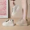 Nuevos zapatos de cuero para mujer 2026, zapatillas blancas que aumentan la altura, antideslizantes, estilo transfronterizo, zapatillas casuales con cordones de suela gruesa para mujer, adecuadas para primavera y otoño