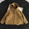 Roupas Infantis Coreanas 2026 Outono/Inverno Novidades Meninos e Meninas Retro Gorpcore Amarelo Mostarda Casaco de Lã com Capuz de Botão Único