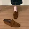 Primer Encuentro: Nuevos Zapatos de Mujer Verano 2026 - Mules Retro Versátiles que Aumentan la Altura, Punta Cerrada para Uso en Exteriores, Parte Superior de Gamuza