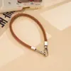 Correa de muñeca única de cuero PU nuevo, cordón para teléfono, cadena de mano colorida versátil de doble hebilla, accesorio de cadena para teléfono
