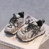 Zapatos para niños 2026 modelo nuevo de verano zapatillas deportivas para exteriores para niños, zapatillas de entrenamiento deportivo de suela blanda antideslizantes para niños mayores