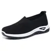 Zapatos casuales transfronterizos de talla grande para mujer, diseño de malla transpirable, estilo slip-on, ligeros, cómodos para madres, suela suave, planos versátiles
