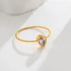 Temperamento de design europeu e americano gota de água anel de zircão luz de luxo moda personalidade anel de aço de titânio não desaparece atacado all-match