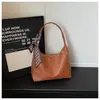 Bolsa de Ombro Casual da Moda Transfronteiriça para Mulheres 2026 Nova Versátil Elegante Bolsa de Mão com Lenço de Seda Simples Bolsa de Axila