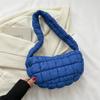 Bolso de hombro plisado con relleno de algodón de textura sencilla y moderno de estilo coreano para mujer, bolso cruzado de otoño e invierno de gran capacidad 2024.