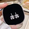 Pendientes de Moda de Zirconia de Lujo Aguja Plateada Diseño Elegante de Temperamento Sentido del Diseño Simples Versátiles para el Trabajo Pendientes de Botón de Trébol de Cuatro Hojas