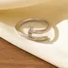 Anel de Unha de Luxo Leve de Alta Qualidade, Único e Moderno, Design de Anel Aberto Ajustável Cromado com Nó