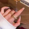 Anillos de Diseño de Nicho Europeos y Americanos para Mujer, Lujo Ligero, Sensación Elegante y de Alta Gama, Anillo Abierto Ajustable, Joyería de Mano Moderna y Versátil