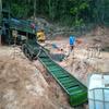 Equipo de selección de oro y arena a gran escala, carro de lavado de oro de 400 toneladas de Laos, máquina de extracción de oro y arena móvil con cribado de rodillos de Myanmar
