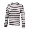 Camiseta listrada de manga comprida estilo retrô americano, com corte relaxado, bordas desfiadas e cores contrastantes, adequada para homens e mulheres, como peça básica ou top casual para casais