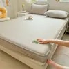 Fuente de Artículos - Modelo Nuevo 2026 Seda Refrigerante Frijol Grueso Sábana Ajustada Juego de Tres Piezas Estructura de Sándwich Protector de Colchón Cama