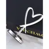 Creativo portanúmeros de mesa en forma de corazón de acero inoxidable, portatarjetas de mesa para hotel, boda, banquete, pinza para tarjetas de mesa, portatarjetas de presentación y portamenús