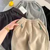Pantalones largos para niños 2026, nueva colección de invierno, unisex, color liso, engrosados, pantalones casuales, pantalones deportivos versátiles para bebés, modernos