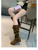 Aumento interno de altura de 5 cm ~ Botas de media pantorrilla apiladas de moda estilo coreano para mujer, botas Martin versátiles Otoño/Invierno 2026