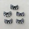 Colgante de cuentas a cuadros blanco y negro palabra lazo accesorios funda para teléfono móvil pasador bolso zapatos y calcetines accesorios de ropa accesorios