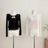 Atractivo, encantador, delicado y suave, este conjunto de cárdigan texturizado de jacquard de encaje de alta resistencia irradia elegancia
