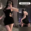 Lencería sexy, estilo de chica hot, deseo puro, halter de cuero brillante, espalda descubierta, discoteca, ajustado al cuerpo, seductor, conjunto de falda corta que realza las caderas