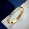 Pulseira de Aço Titânio Fashionável Estilo Europeu e Americano Padrão Irregular de Diamante Pulseira de Textura Geométrica Distinta de Luxo Leve para Mulheres