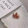 Pendientes elegantes de circonita roja estilo TikTok con borla de hoja de arce para mujer, broche, pendientes de alta gama, exquisita cadena para suéter