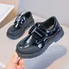 Sapatos de Couro Estilo College para Crianças 2026 Novo Modelo de Outono para Meninos Antiderrapantes Pretos de Performance para Crianças Mais Velhas