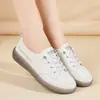 Sapatos Brancos de Couro Genuíno com Solado Macio 2025 Novo Modelo Resistentes ao Desgaste com Solado Plano Leves Respiráveis Fashion Casual para Mulheres