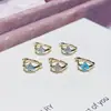 Pendientes de alfiler rectos con forma de trébol de cuatro hojas, frescos y sencillos, clásicos y versátiles, con un diseño ligero y lujoso y cierre de borde.