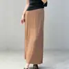 Falda Larga Minimalista Estilo Miyake, Color Blanco Crudo Texturizada, Plisada, de Cintura Alta, Corte A, Adelgazante y Suave, Versátil y Elegante