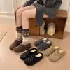 Meias Pantufas Femininas Fechadas com Solado Grosso Estilo Retrô 2026 Novo Estilo Coreano Personalidade Bolinhas Bico Redondo Slip-On Mules Preguiçosas