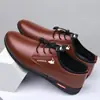 Novos Sapatos de Couro Masculinos 2025 Tênis Casuais Modernos com Solado Macio Mocassins Slip-On Versáteis