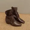Botas femininas de bico fino e salto grosso, novo estilo outono 2026, combinadas com saias, retrô, versáteis, estilo coreano, emagrecimento, aumento de altura e em uma bela paleta de cores