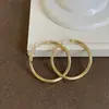 Brincos de argola de metal liso geométricos torcidos estilo Ins para mulheres, simples, para o dia a dia, com temperamento, versáteis, modernos, brincos da moda, joia de orelha