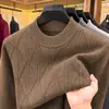 Suéter de lana de fabricante directo para hombre, tejido grueso jacquard de cuello medio alto para invierno, suéter cálido para padres de mediana edad y mayores