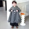 Conjunto de outono e inverno para meninos com forro de fleece e espessado 2026 novo e estiloso casaco de lã acolchoado para bebê conjunto de três peças para crianças