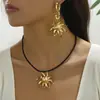 Moda Transfronteriza Europea y Americana Oro Lujo Ligero Flor de Hierro Colgante Elegante Versátil Gama Alta Floral Set de Joyería para Mujer