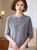 El popular suéter de punto con cordones diagonales y escote calado de este año es un nuevo estilo de otoño e invierno para madres, con un diseño simple y elegante de manga larga.