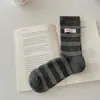 Calcetines con parche de letra para mujer, nuevos calcetines de otoño estilo coreano ins de moda hasta la pantorrilla, calcetines holgados a rayas versátiles, calcetines largos sin costuras
