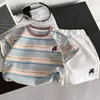 Conjunto de Verão Novo para Meninos Manga Curta Listrada Camiseta Infantil + Shorts Branco Estiloso Estampa Bordada Conjunto de Duas Peças Tendência