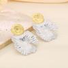 Rueda de cartas moda femenina exagerada cepillada hoja de loto aretes de acero de titanio personalidad forma de flor irregular joyería chapada en oro de 18 quilates