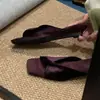 Sandalias de cuña cuadradas de terciopelo plisado Chuyuji para mujer, estilo francés vintage de lujo ligero, adecuadas para uso en exteriores, pantuflas elegantes