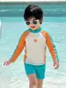 Traje de baño de manga larga para niños Verano 2025 Nuevo estilo Pantalones de playa junto al mar Traje de baño de dos piezas para niños Protección solar Secado rápido Resistente al cloro