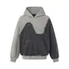 Moletom com capuz e bordas cruas desgastadas para homens, estilo punk moderno, patchwork irregular desconstruído, moletom pullover color-blocking