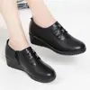 Zapatos de Cuero Genuino para Mujer con Diseño de Grulla Blanca y Almohada, Suela Suave Cómoda, Tacón Medio, Zapatos de Vestir de Una Sola Pieza para Mujeres de Mediana Edad, Tacón Cuña para Personas Mayores, Zapatos de Cuero de Talla Grande