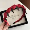 Diadema Roja de Atmósfera de Año Nuevo con un Toque de Lujo, Diadema de Borde Ancho, Exquisito Pasador Triangular para la Parte Trasera de la Cabeza, Accesorio para el Cabello para Mujeres