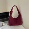 Bolso tote de remaches estilo coreano para mujer, nuevo diseño de moda de nicho otoño 2026, bolso de un solo hombro mate para llevar debajo del brazo