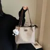 Bolsa Listrada para Mulheres, Grande Capacidade, Nova Moda Tendência 2025, Bolsa de Ombro Versátil, Bolsa Tote para Estudantes Universitários, Deslocamento para a Aula