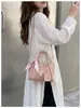 Bolso de mano transfronterizo con estampado de cocodrilo de diseño exquisito para mujer, nuevo y popular bolso cubo super moderno 2026, bolso cruzado versátil