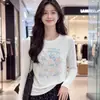 Camiseta de manga larga para mujer, corte regular, longitud corta, con estampado de letras retro americanas y cerezas, capa base para otoño 2026