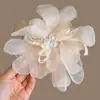 Pinza de Flor de Gasa Súper Hada para Mujer 2025 Nuevo Pinza de Pelo de Cabeza de Flor Artificial de Alta Gama para la Parte Posterior de la Cabeza Elegante Adorno para el Cabello